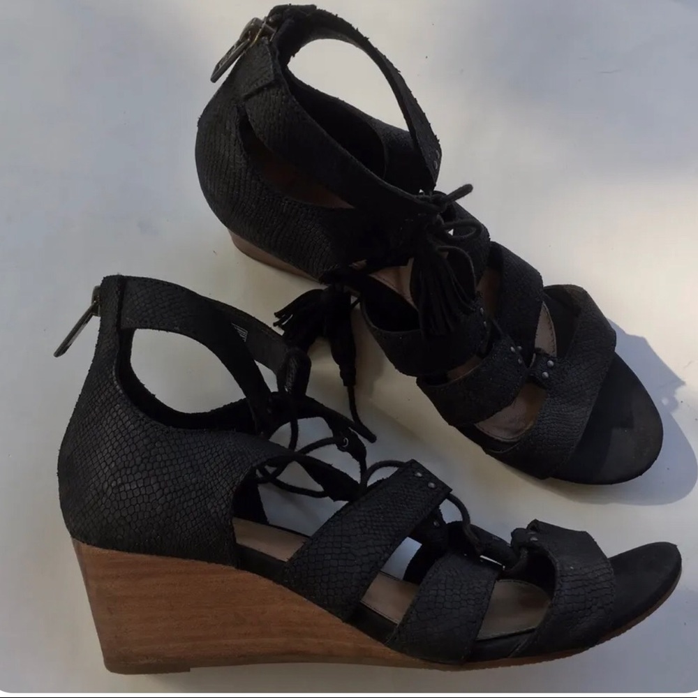 Ugg Yasmin Black Snake Stacked Wedge Heel Lace Up Strappy Sandal Size 8.5 M $150